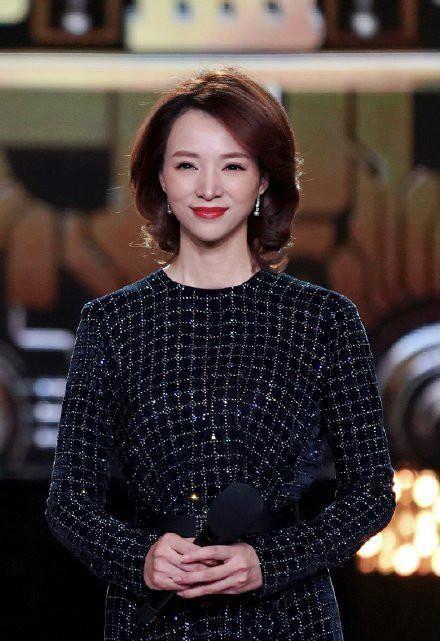 董卿：腹有诗书气自华，蓝色连衣裙配龙纹内衬简约利落，知性优雅