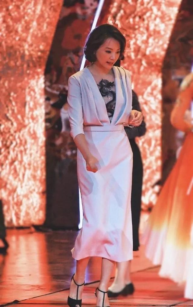 董卿：腹有诗书气自华，蓝色连衣裙配龙纹内衬简约利落，知性优雅