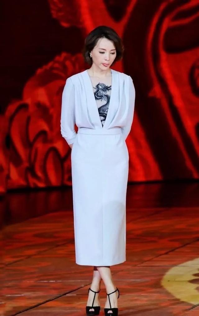 董卿：腹有诗书气自华，蓝色连衣裙配龙纹内衬简约利落，知性优雅