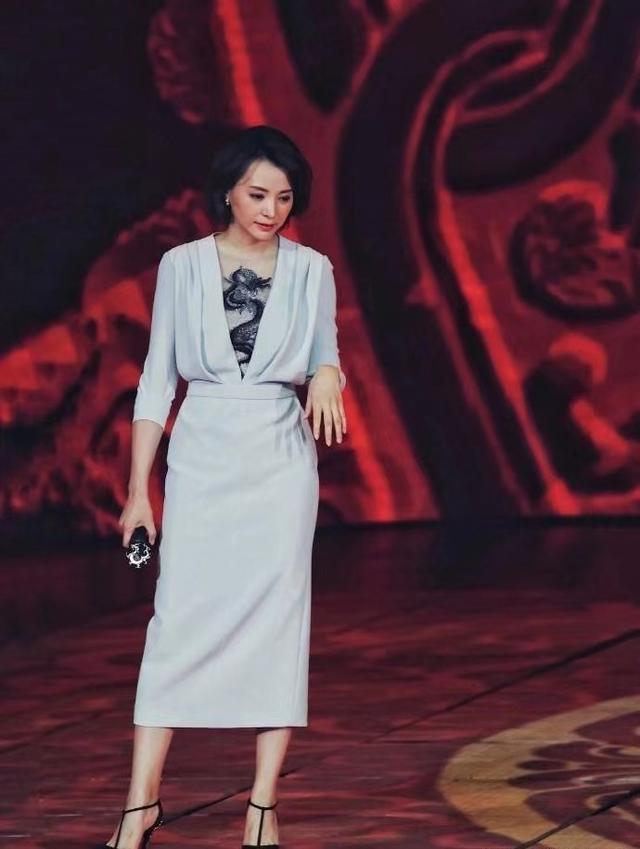 董卿：腹有诗书气自华，蓝色连衣裙配龙纹内衬简约利落，知性优雅