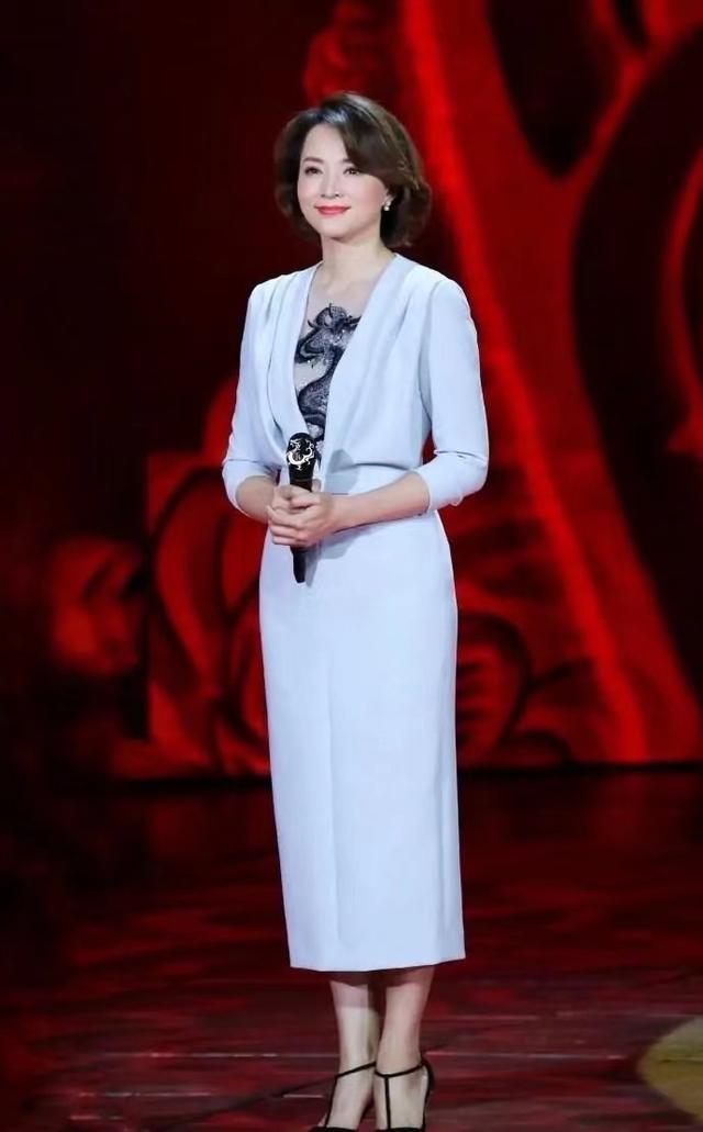 董卿：腹有诗书气自华，蓝色连衣裙配龙纹内衬简约利落，知性优雅