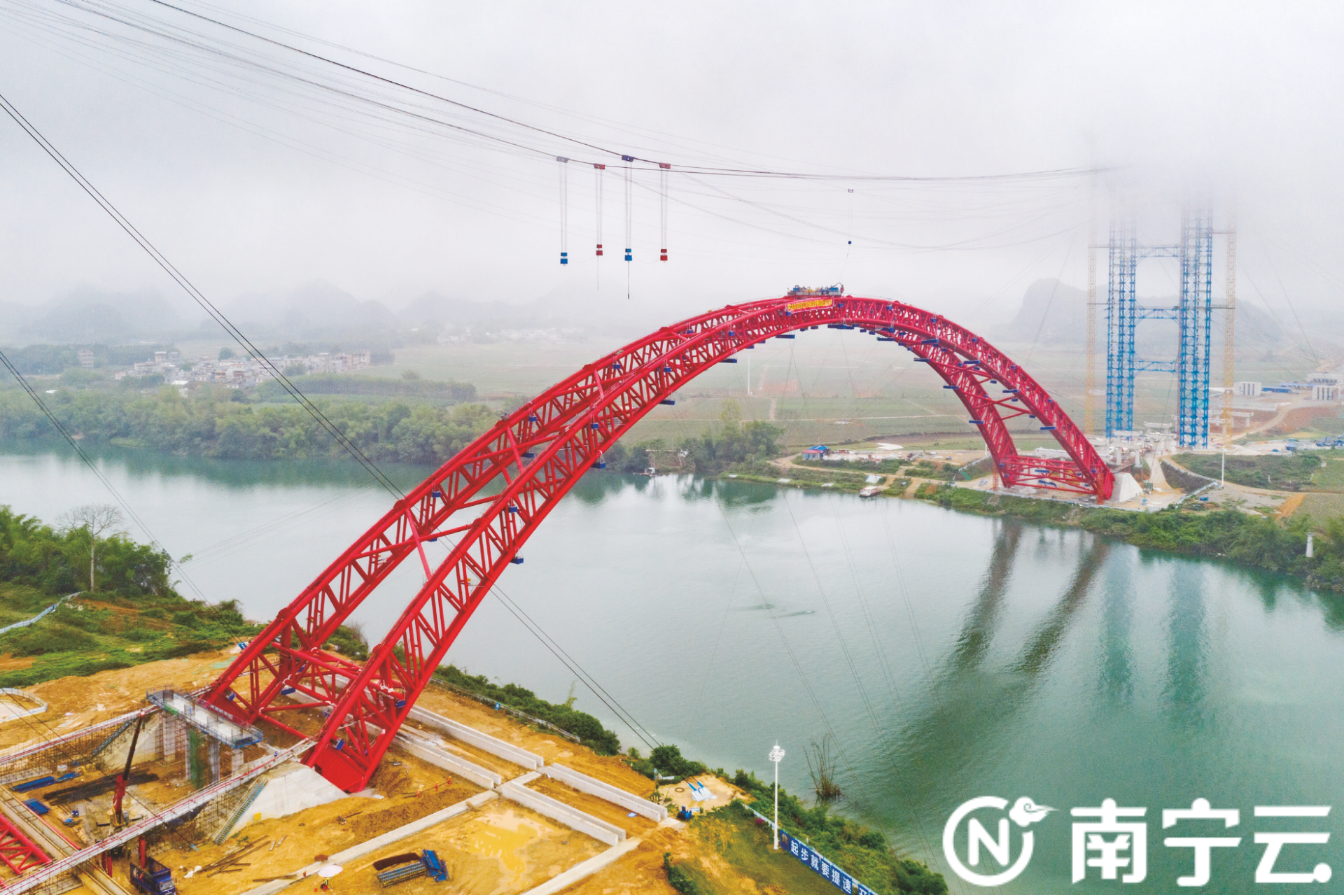 沙尾左江特大桥采用真空辅助“二级接力”的灌注工艺进行主弦管管内混凝土灌注施工 记者黄维业摄
