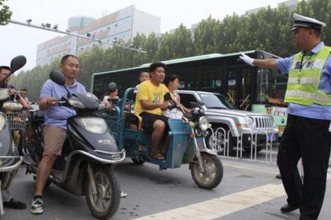 电动车上加挡风被，却被交警手撕，原因惹争议