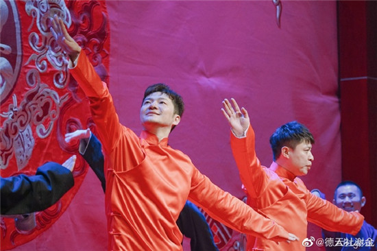 德云社封箱师爷谢金放飞自我，拿岳云鹏徒弟砸挂，尚筱菊实惨