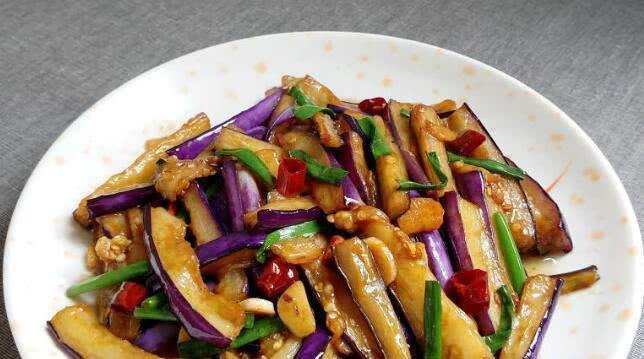 美食:栗子炖鸡,家常豆腐,辣鱿鱼花,素炒茄子
