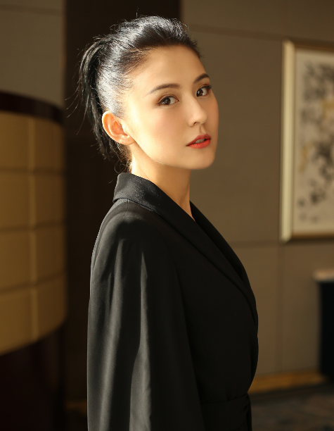 迪丽热巴和热依扎侧脸对比你觉得谁的五官更优越