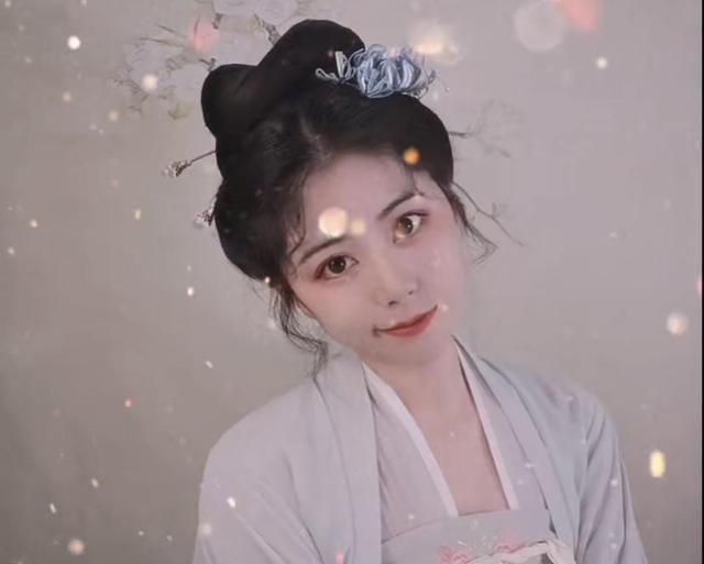 如果是不知道该怎么扎汉服发型的女生,可以参考一下4种发型教程,实用