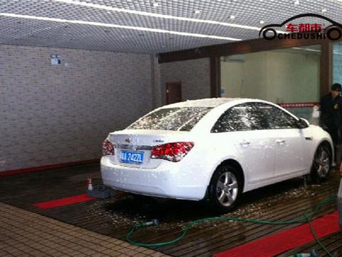 车都市汽车养护专家：教你3招防止白车车身变黄