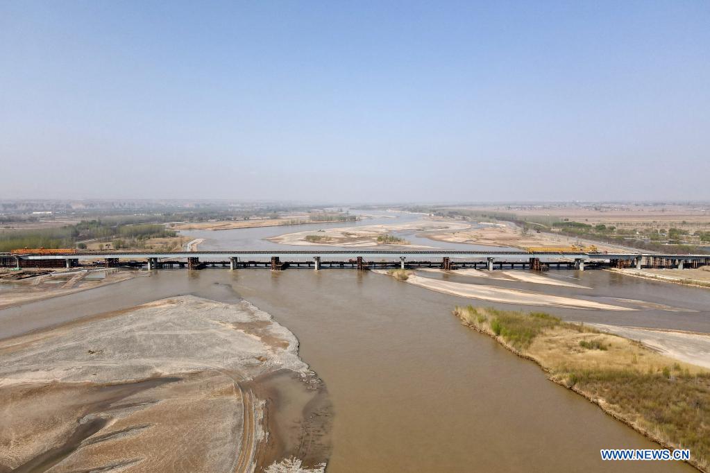 Aerial photo taken on April 11, 2021 shows Zhenluo Yellow River Bridge in Zhongwei City, northwest China's Ningxia Hui Autonomous Region. The 1,289-meter-long Zhenluo Yellow River Bridge in the Ningxia section of the Wuhai-Maqin expressway finished its final stage for closure Sunday. (Xinhua/Tang Rufeng)