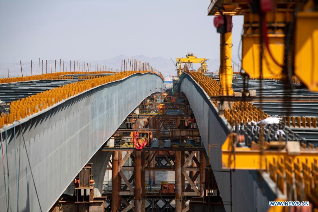Photo taken on April 11, 2021 shows Zhenluo Yellow River Bridge under construction in Zhongwei City, northwest China's Ningxia Hui Autonomous Region. The 1,289-meter-long Zhenluo Yellow River Bridge in the Ningxia section of the Wuhai-Maqin expressway finished its final stage for closure Sunday. (Xinhua/Feng Kaihua)