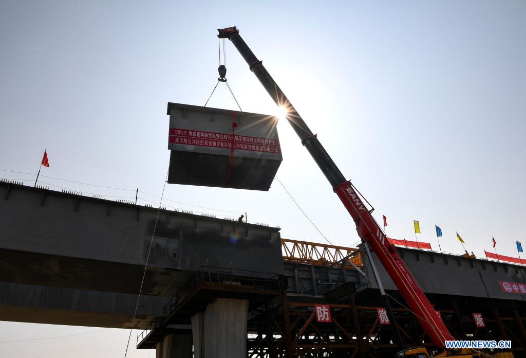 Photo taken on April 11, 2021 shows the construction site of Zhenluo Yellow River Bridge in Zhongwei City, northwest China's Ningxia Hui Autonomous Region. The 1,289-meter-long Zhenluo Yellow River Bridge in the Ningxia section of the Wuhai-Maqin expressway finished its final stage for closure Sunday. (Xinhua/Feng Kaihua)