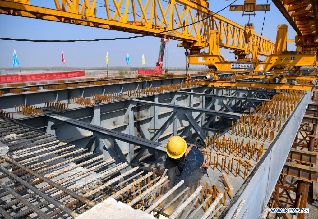 A worker works at the construction site of Zhenluo Yellow River Bridge in Zhongwei City, northwest China's Ningxia Hui Autonomous Region, April 11, 2021. The 1,289-meter-long Zhenluo Yellow River Bridge in the Ningxia section of the Wuhai-Maqin expressway finished its final stage for closure Sunday. (Xinhua/Feng Kaihua)