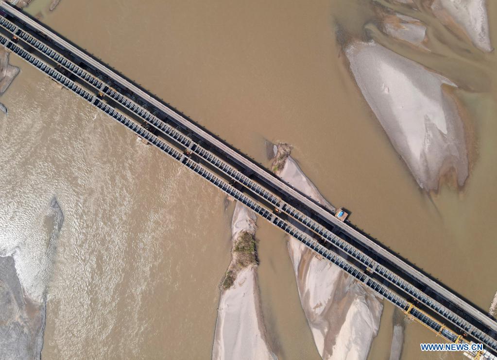 Aerial photo taken on April 11, 2021 shows Zhenluo Yellow River Bridge in Zhongwei City, northwest China's Ningxia Hui Autonomous Region. The 1,289-meter-long Zhenluo Yellow River Bridge in the Ningxia section of the Wuhai-Maqin expressway finished its final stage for closure Sunday. (Xinhua/Tang Rufeng)