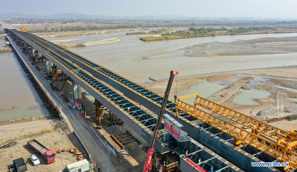 Aerial photo taken on April 11, 2021 shows Zhenluo Yellow River Bridge in Zhongwei City, northwest China's Ningxia Hui Autonomous Region. The 1,289-meter-long Zhenluo Yellow River Bridge in the Ningxia section of the Wuhai-Maqin expressway finished its final stage for closure Sunday. (Xinhua/Feng Kaihua)