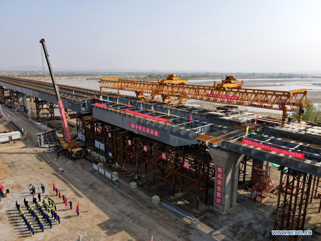 Aerial photo taken on April 11, 2021 shows the construction site of Zhenluo Yellow River Bridge in Zhongwei City, northwest China's Ningxia Hui Autonomous Region. The 1,289-meter-long Zhenluo Yellow River Bridge in the Ningxia section of the Wuhai-Maqin expressway finished its final stage for closure Sunday. (Xinhua/Tang Rufeng)