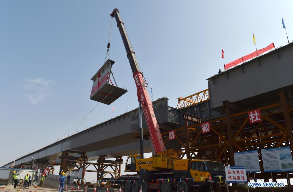 Photo taken on April 11, 2021 shows the construction site of Zhenluo Yellow River Bridge in Zhongwei City, northwest China's Ningxia Hui Autonomous Region. The 1,289-meter-long Zhenluo Yellow River Bridge in the Ningxia section of the Wuhai-Maqin expressway finished its final stage for closure Sunday. (Xinhua/Tang Rufeng)
