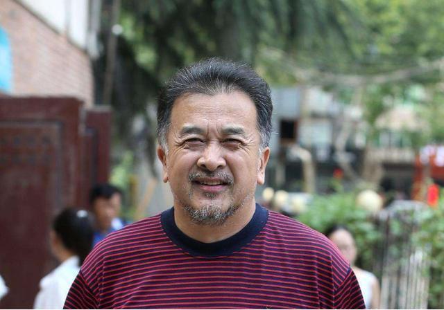 60岁笑星黄宏近照曝光面色红润头发稀疏身材消瘦似撑不起裤子