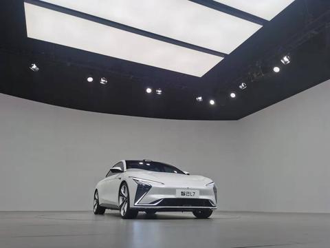 智己L7配备超强火力，新一轮智能电动汽车大战打响