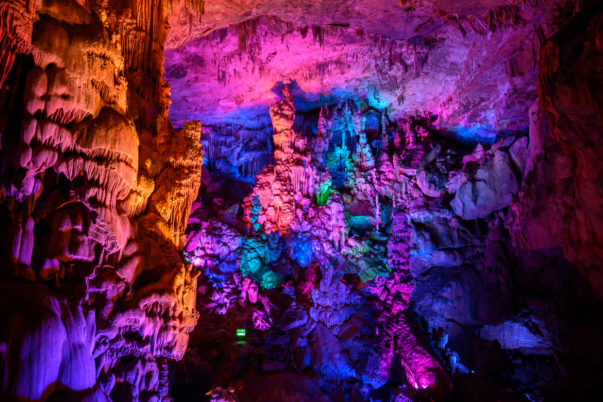 杭州桐庐有一处鬼斧神工的仙境，堪称全国诸洞之冠