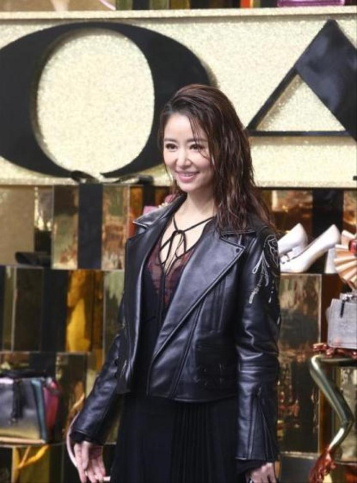 林心如穿出了“皮衣”的精髓，内搭黑色连衣裙潇洒利落，又美又飒