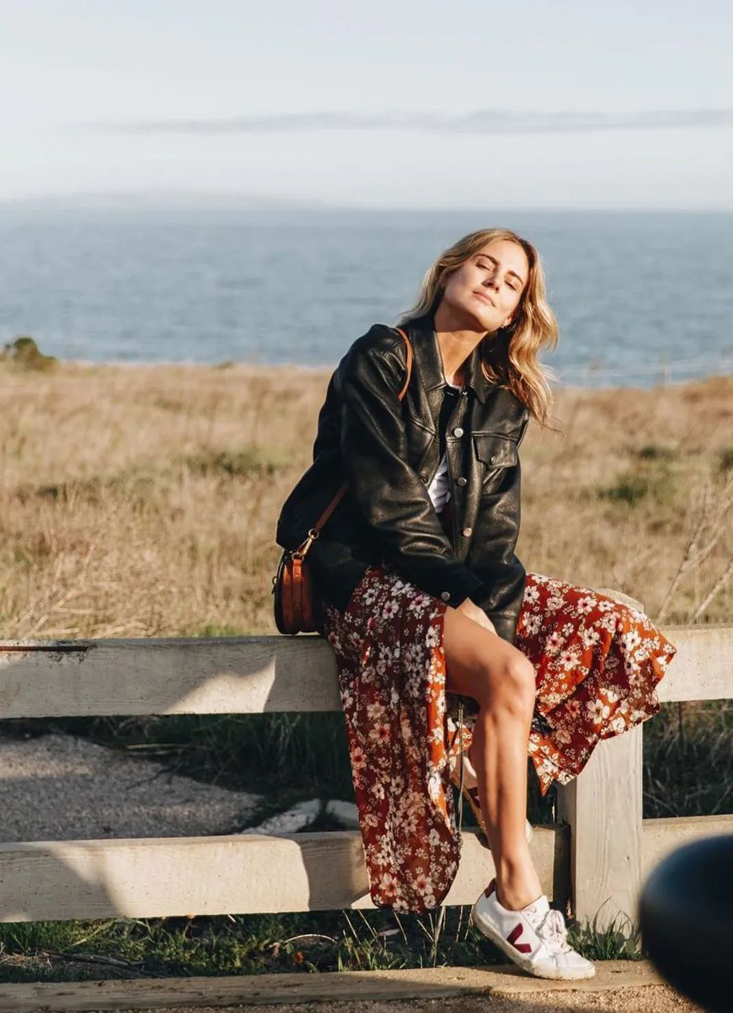 林心如穿出了“皮衣”的精髓，内搭黑色连衣裙潇洒利落，又美又飒