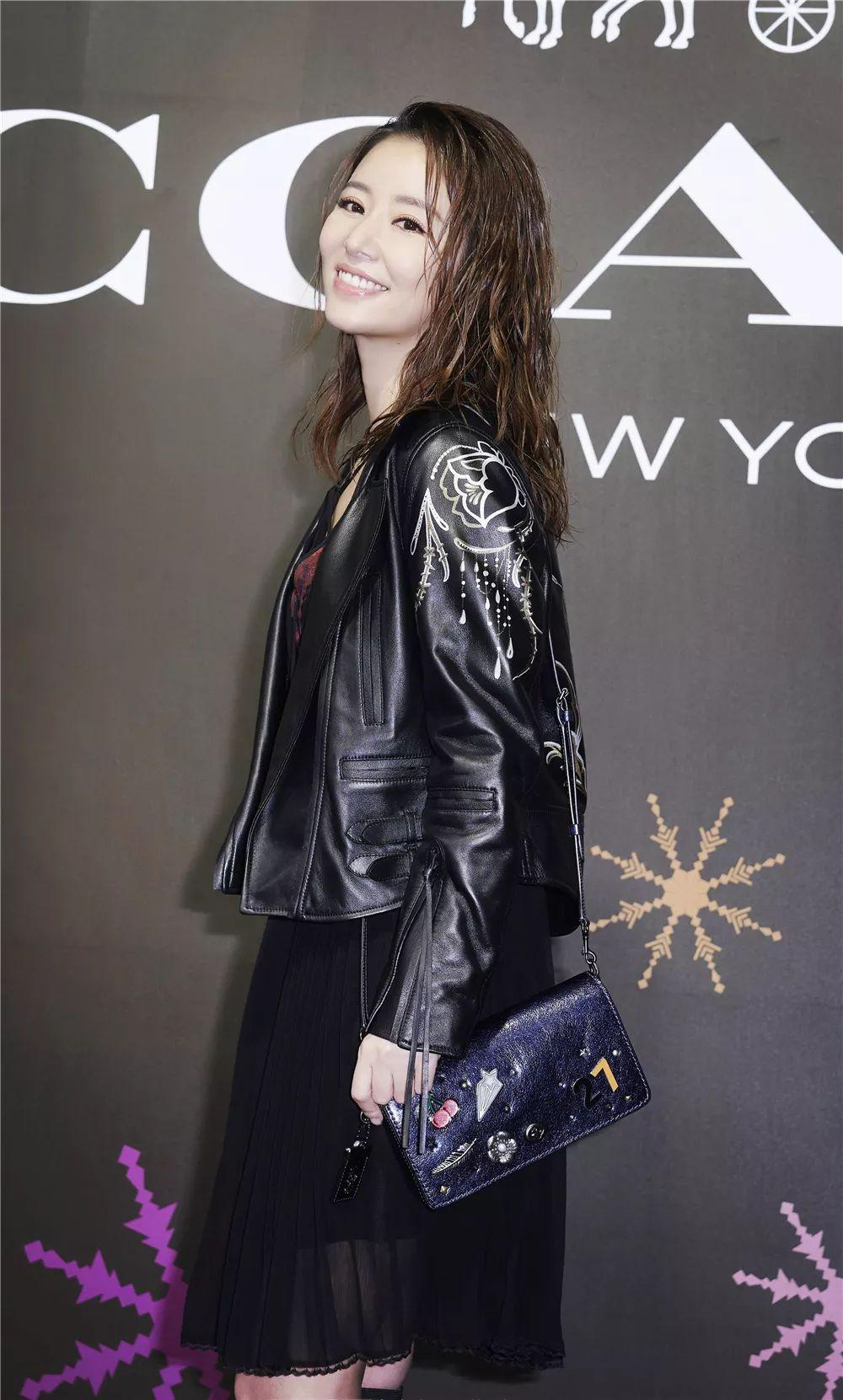 林心如穿出了“皮衣”的精髓，内搭黑色连衣裙潇洒利落，又美又飒