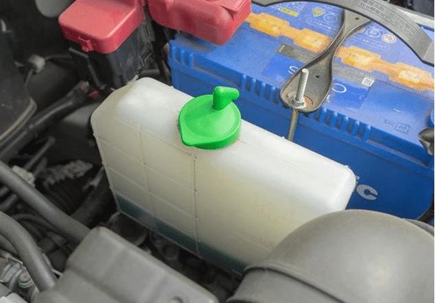 汽车的冷却液缺少会引发什么故障，不同颜色的冷却液可以混加吗？