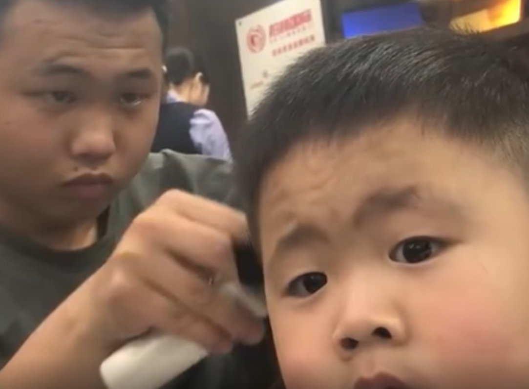 妈妈无意中发现儿子与理发师长相神似，仔细一看，表情瞬间凝固！