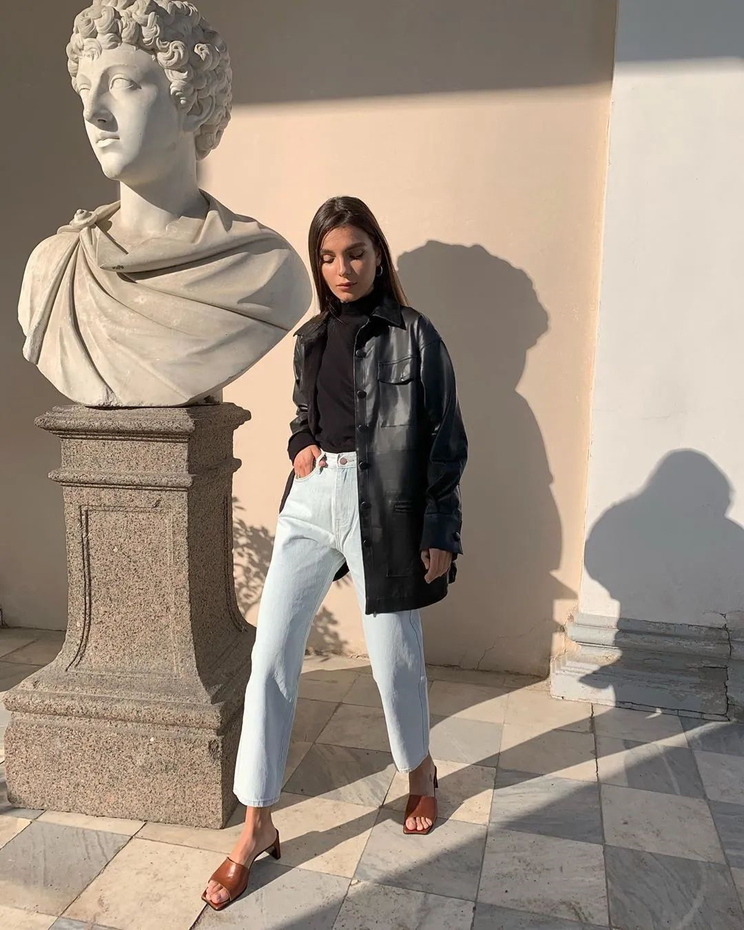 林心如穿出了“皮衣”的精髓，内搭黑色连衣裙潇洒利落，又美又飒