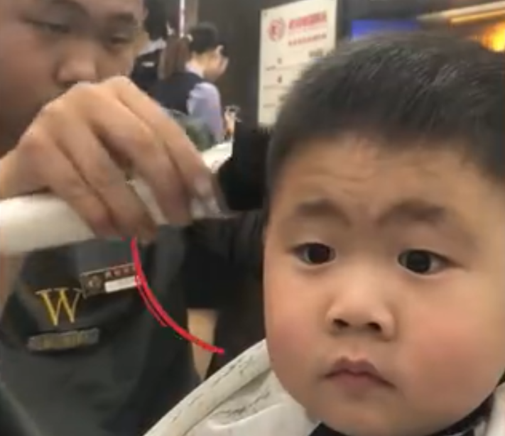妈妈无意中发现儿子与理发师长相神似，仔细一看，表情瞬间凝固！