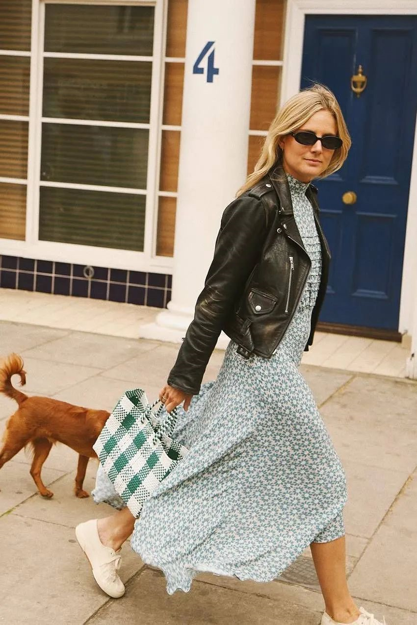 林心如穿出了“皮衣”的精髓，内搭黑色连衣裙潇洒利落，又美又飒