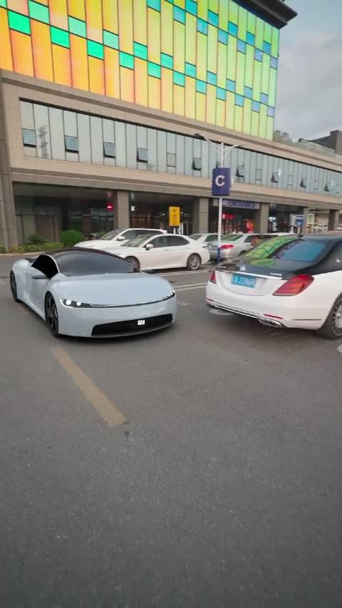 商场外偶遇小米一“概念车”，啊不光外观颜值超赞……