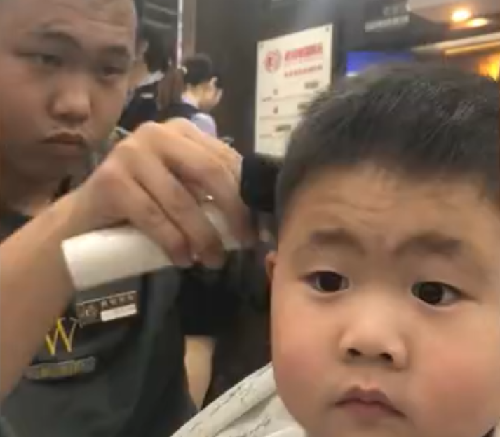 妈妈无意中发现儿子与理发师长相神似，仔细一看，表情瞬间凝固！