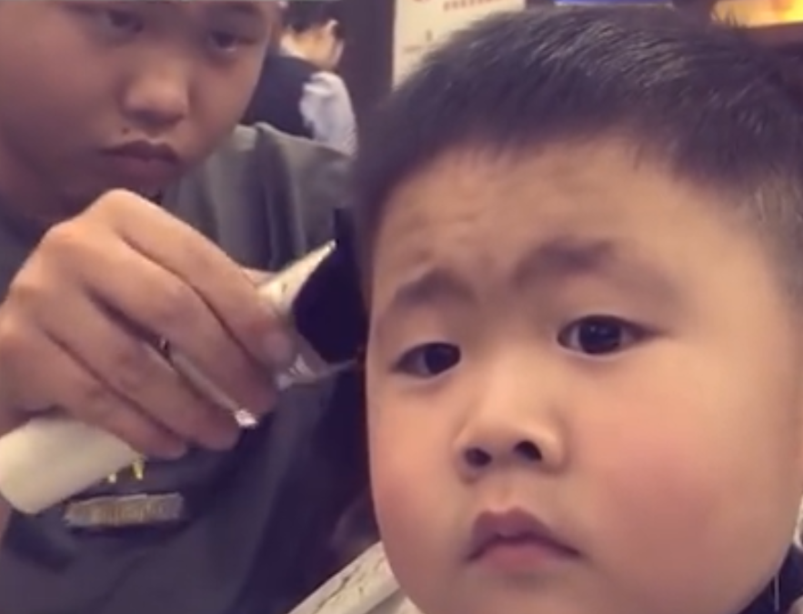 妈妈无意中发现儿子与理发师长相神似，仔细一看，表情瞬间凝固！