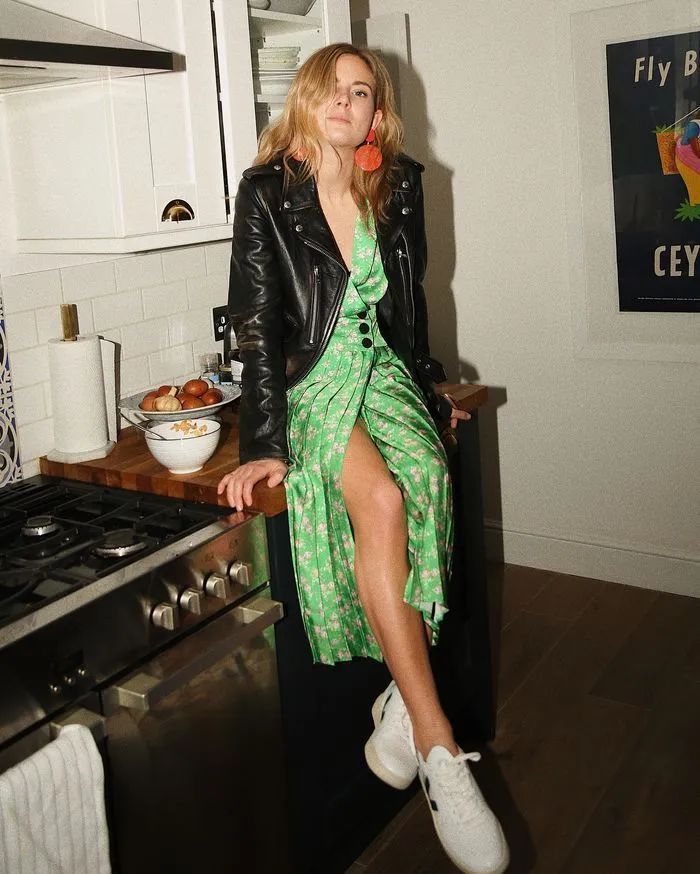 林心如穿出了“皮衣”的精髓，内搭黑色连衣裙潇洒利落，又美又飒