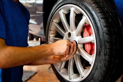 这两种情况下必须更换轮胎 不然可能危及生命！