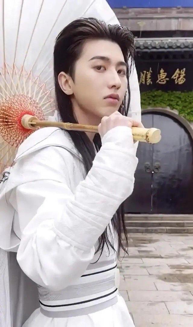 蔡徐坤古装造型曝光一袭白衣太惊艳生图下颜值堪称天花板