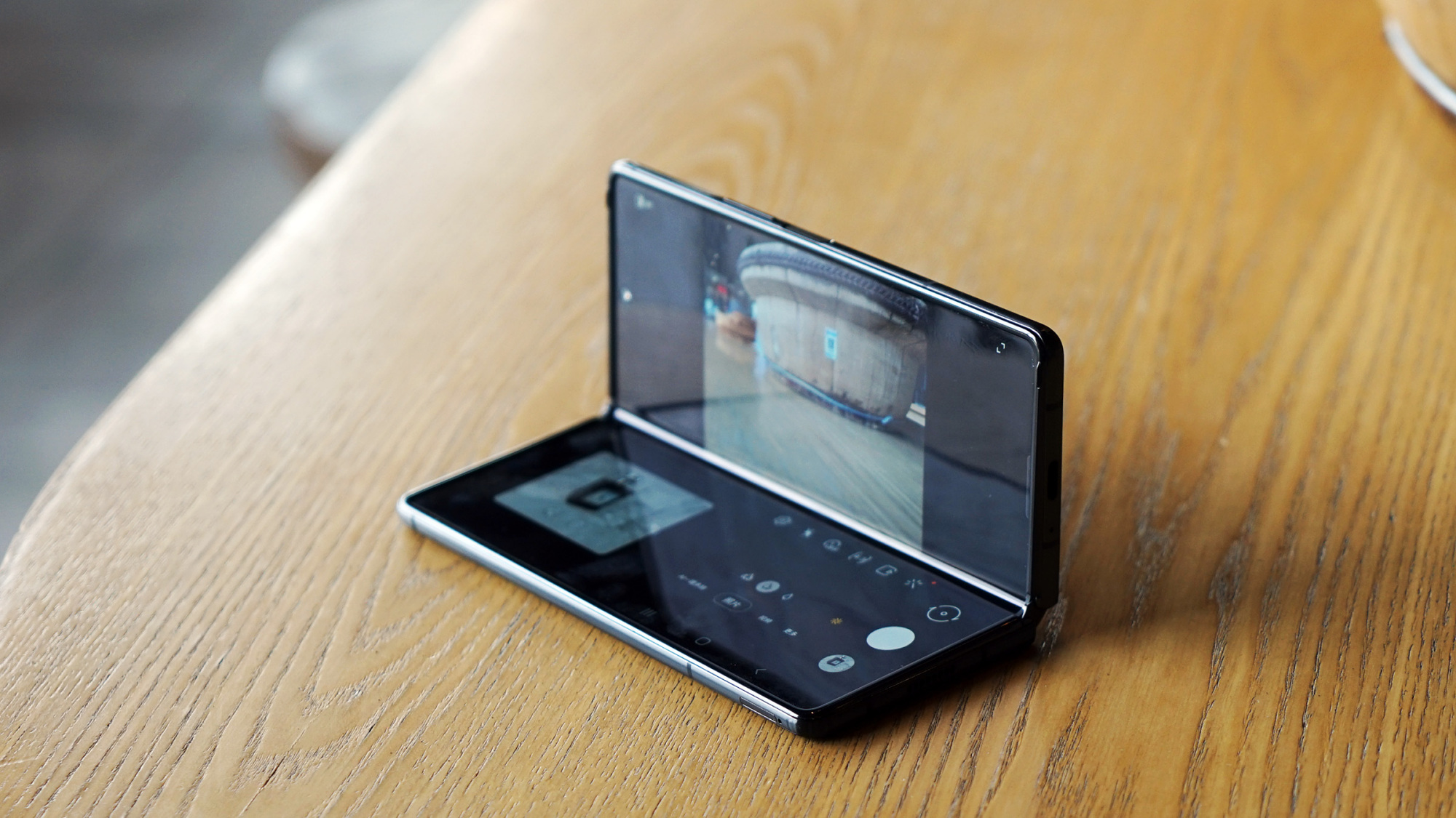 三星galaxy fold,三星galaxy z flip 内屏摄像头多角度旋停三星galaxyzfold25g一枝独秀
