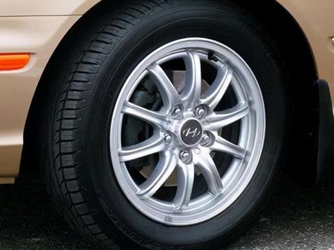 汽车轮胎的使用寿命一般是多长时间？