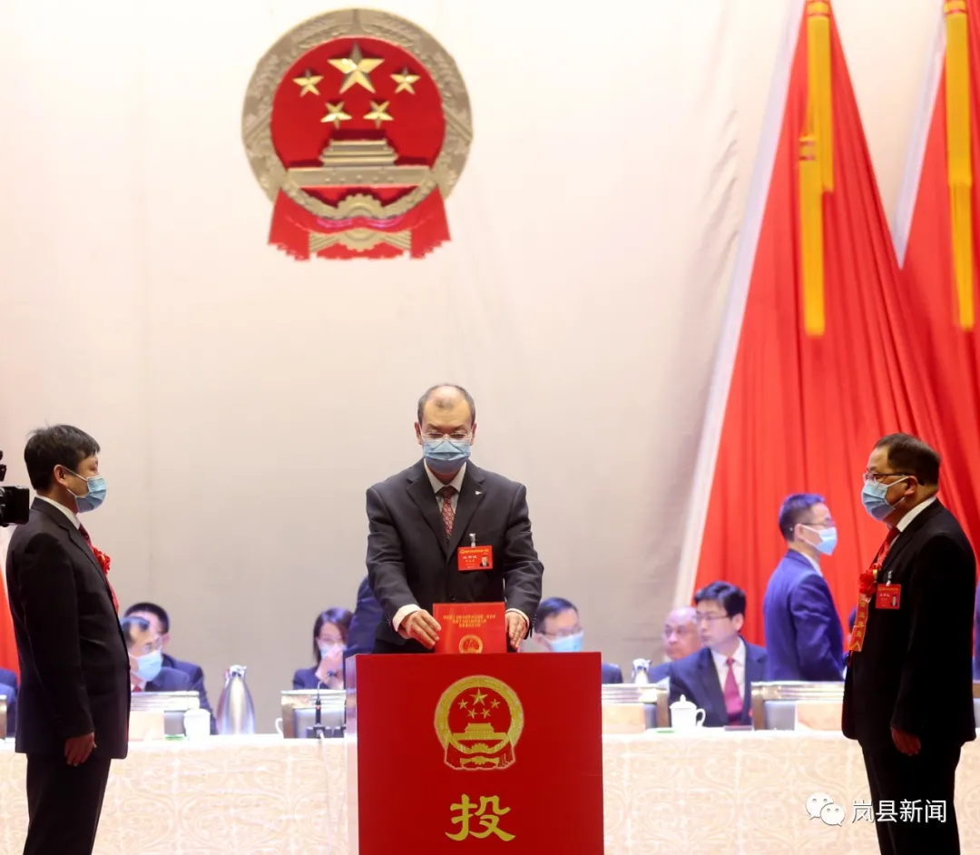 尹永平当选为岚县人大常委会主任