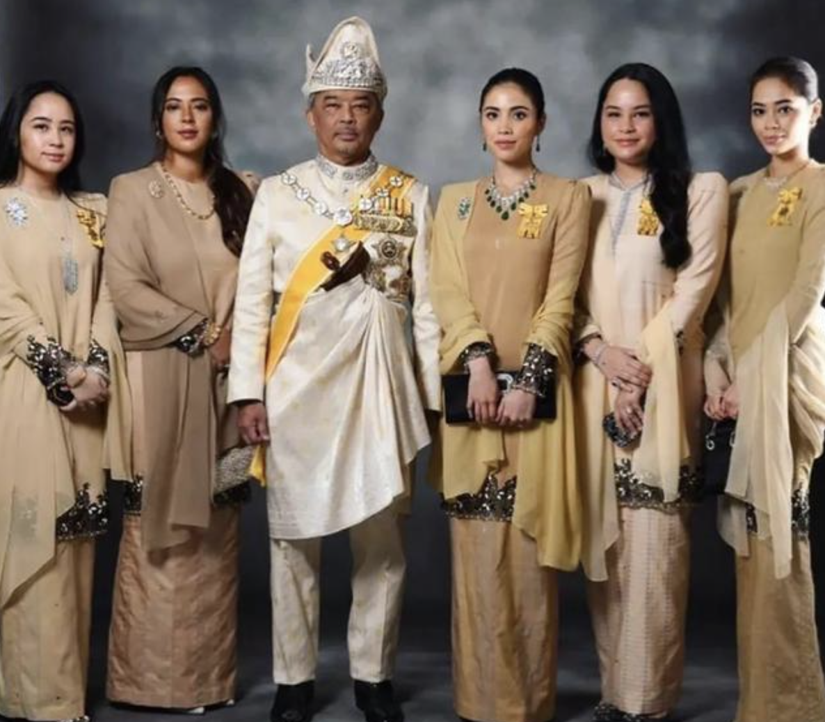 马来西亚国王娶2妻子生4英俊王子5貌美公主福气不输不丹辛格