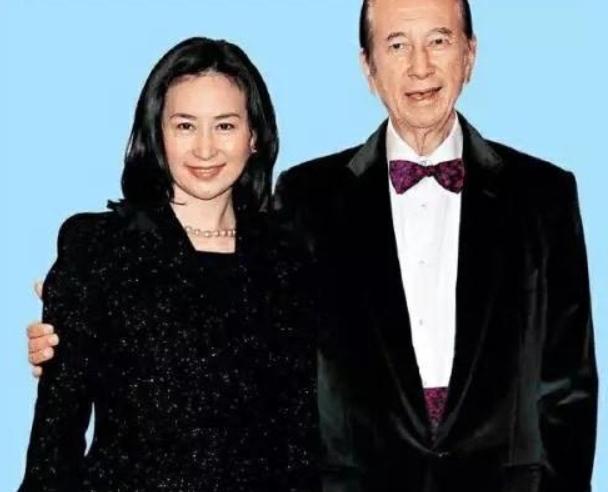 何超琼何超雄同是何鸿燊的女儿，长相气质却大不相同，身价也不同