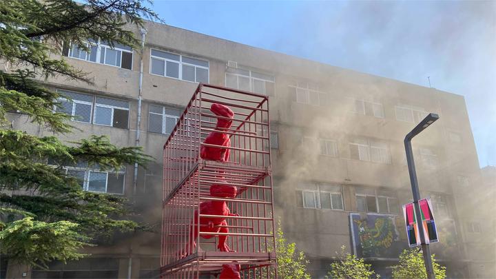 北京798艺术区发生火灾 现场有较大浓烟 所幸无