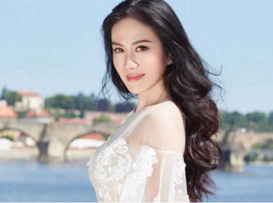 叶璇真有骨感美！身穿黑色深v连衣裙内搭白色上衣，高级感爆棚