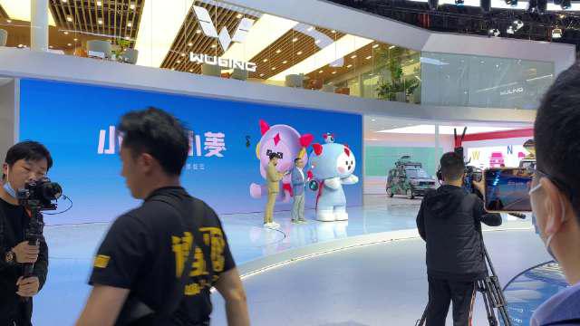 车展现场，小五和小菱，名字就是五菱宏光的分开形式呀……