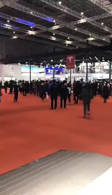 上海车展，特斯拉展位有人现场维权……