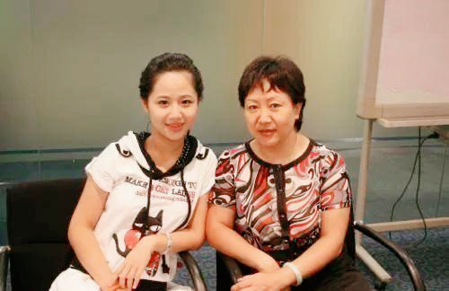 母亲过生日,杨紫发祝福,粉丝:母女形同姐妹花!