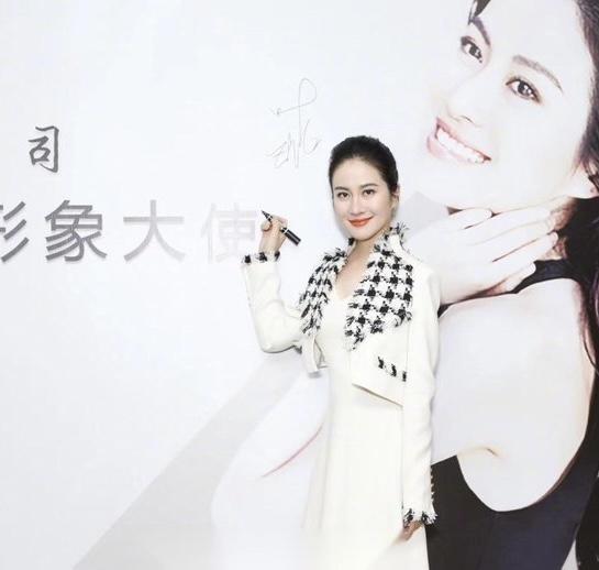 叶璇真有骨感美！身穿黑色深v连衣裙内搭白色上衣，高级感爆棚