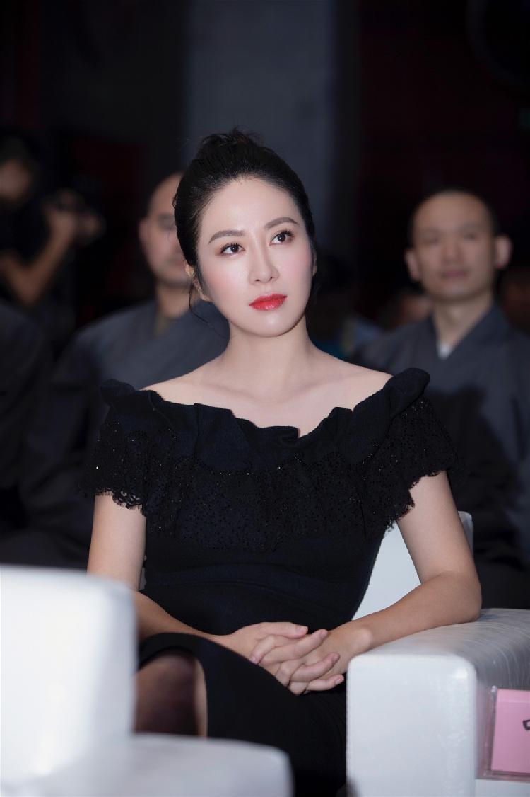 叶璇真有骨感美！身穿黑色深v连衣裙内搭白色上衣，高级感爆棚