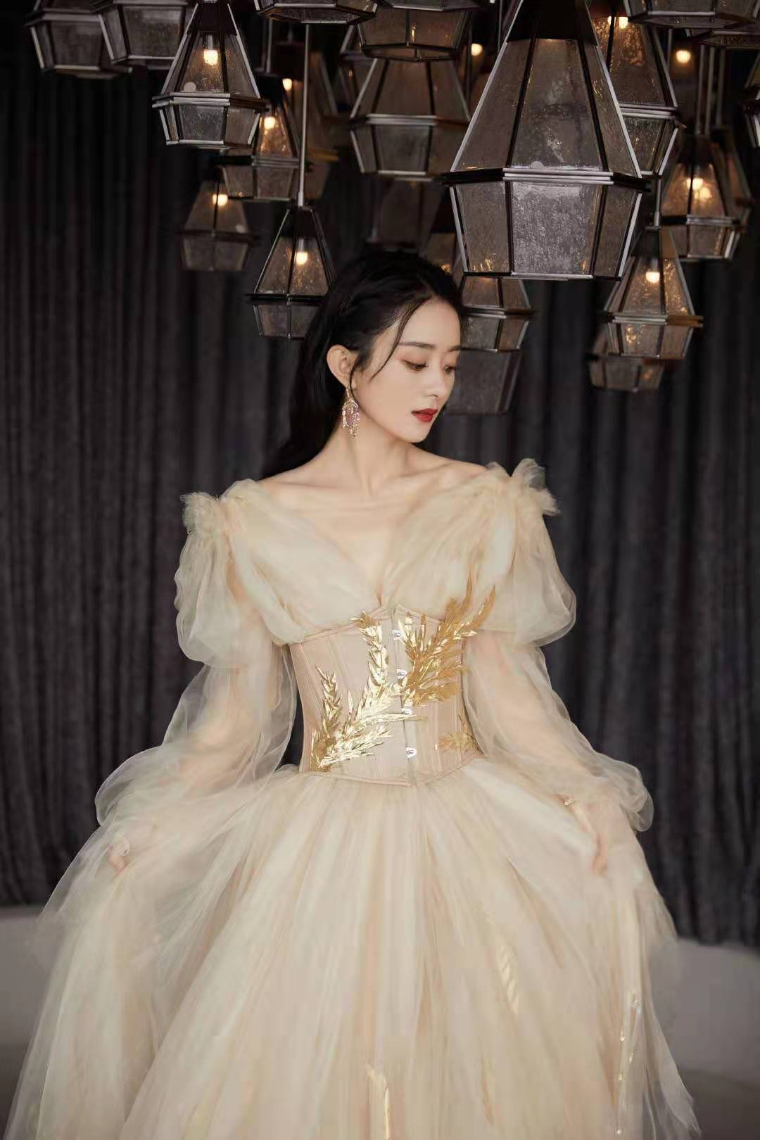 赵丽颖白色抹胸裙大秀长腿锁骨太明显冯提莫清纯造型魅力十足